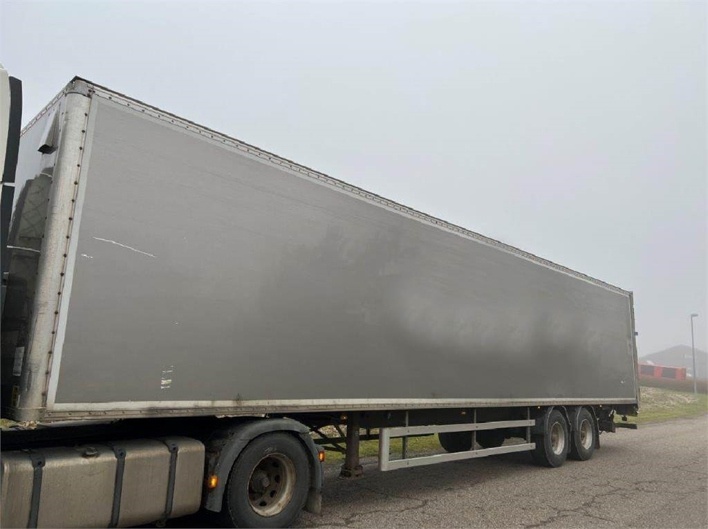 Fruehauf 13,6 mtr box - lodretstående lift - Semirremolque caja cerrada: foto 3 Fruehauf 13,6 mtr box - lodretstående lift - Semirremolque caja cerrada: foto 3
