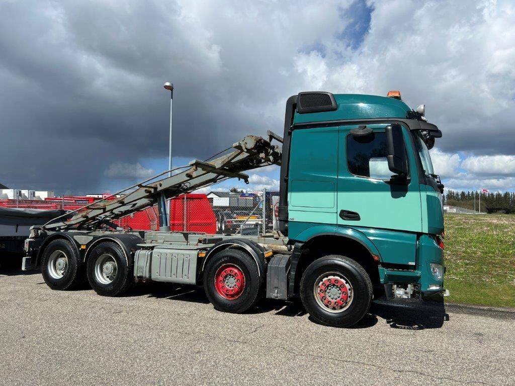Mercedes-Benz Arocs 3251 K - Camión portacontenedor de cadenas: foto 2 Mercedes-Benz Arocs 3251 K - Camión portacontenedor de cadenas: foto 2