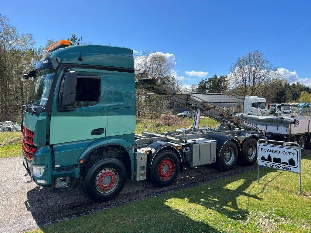 Mercedes-Benz Arocs 3251 K - Camión portacontenedor de cadenas: foto 1 Mercedes-Benz Arocs 3251 K - Camión portacontenedor de cadenas: foto 1