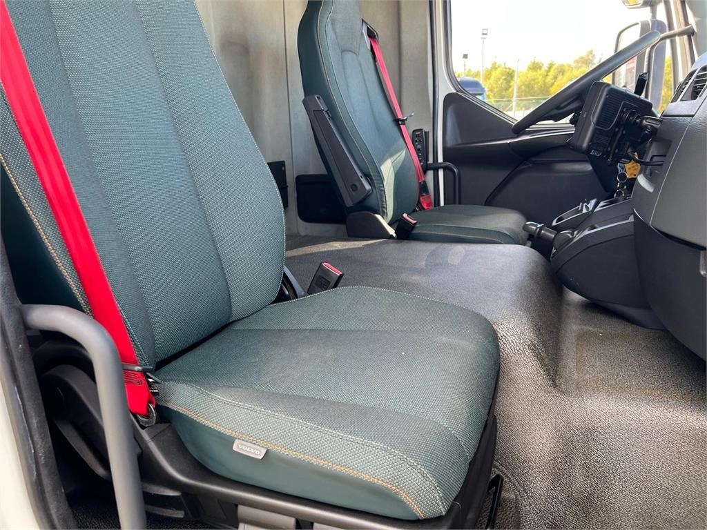 Camión caja cerrada Volvo FL 250 16 ton: foto 17