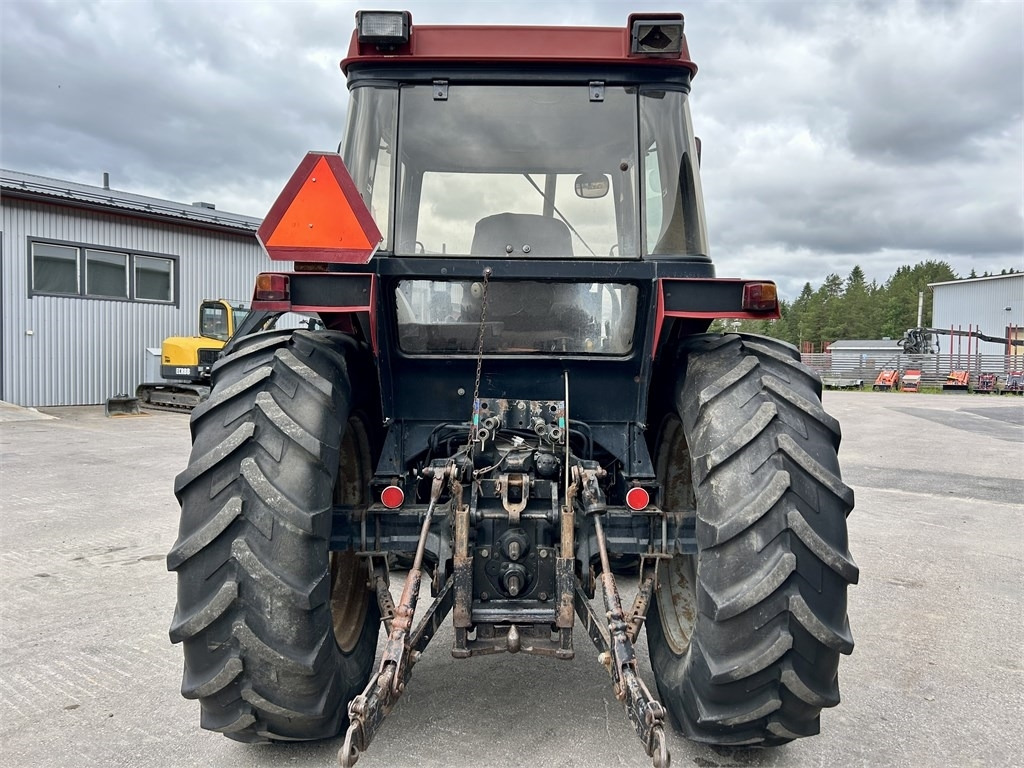 Case IH 685XL ETUKUORMAAJALLA - Tractor: foto 5 Case IH 685XL ETUKUORMAAJALLA - Tractor: foto 5