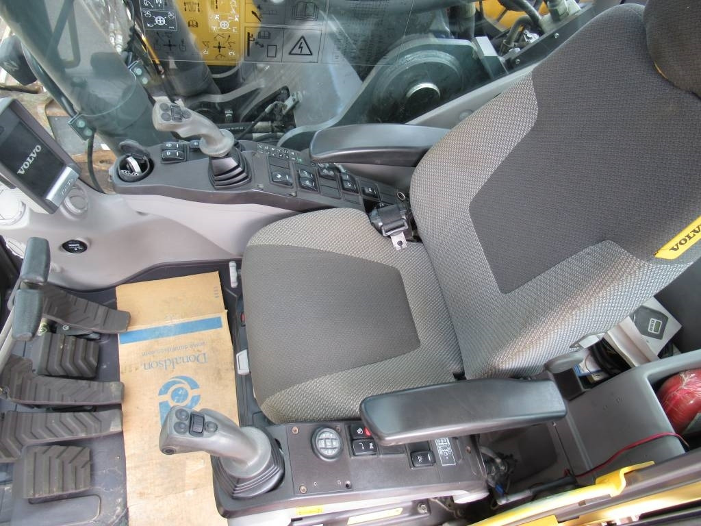 Leasing de Volvo EC300DL PYÖRITTÄJÄLLÄ  Volvo EC300DL PYÖRITTÄJÄLLÄ: foto 16