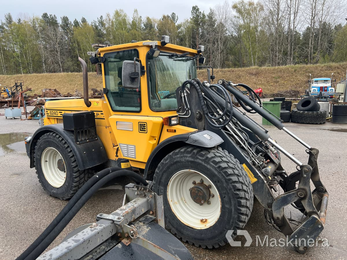 Redskapsbärare Lundberg 6240 med redskap och kombispridare - Cargadora de ruedas: foto 4 Redskapsbärare Lundberg 6240 med redskap och kombispridare - Cargadora de ruedas: foto 4