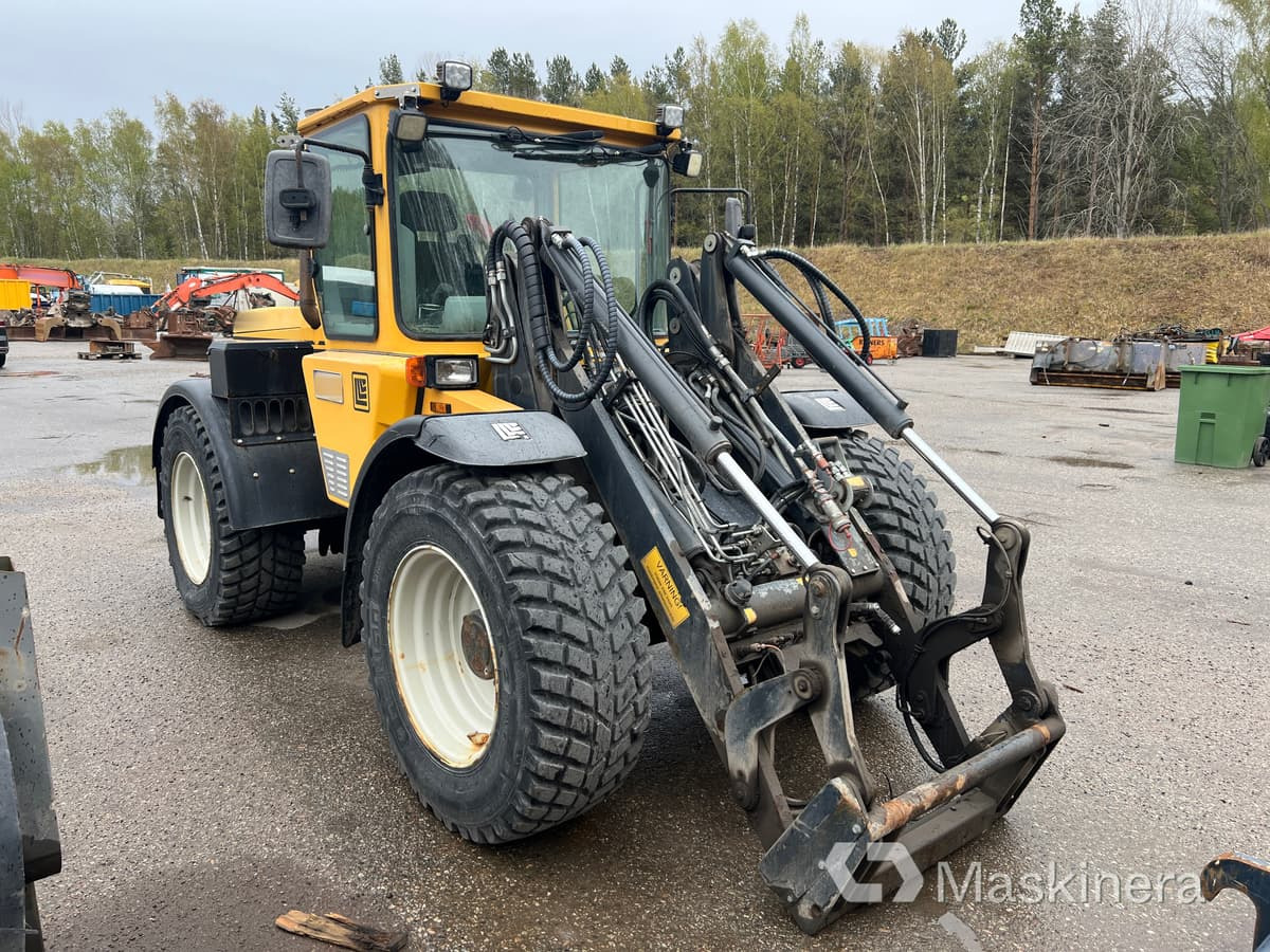 Redskapsbärare Lundberg 6240 med redskap och kombispridare - Cargadora de ruedas: foto 3 Redskapsbärare Lundberg 6240 med redskap och kombispridare - Cargadora de ruedas: foto 3