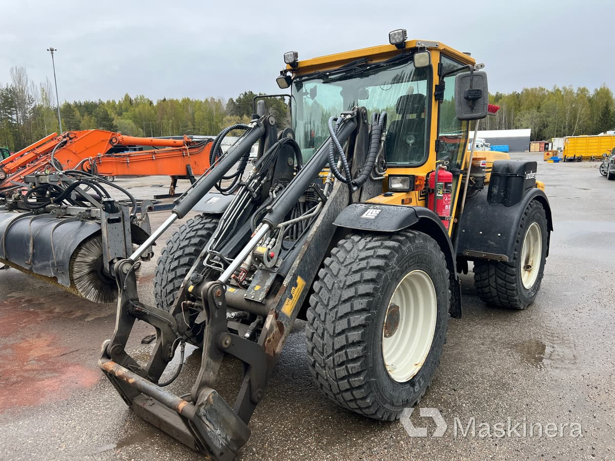 Redskapsbärare Lundberg 6240 med redskap och kombispridare - Cargadora de ruedas: foto 1 Redskapsbärare Lundberg 6240 med redskap och kombispridare - Cargadora de ruedas: foto 1
