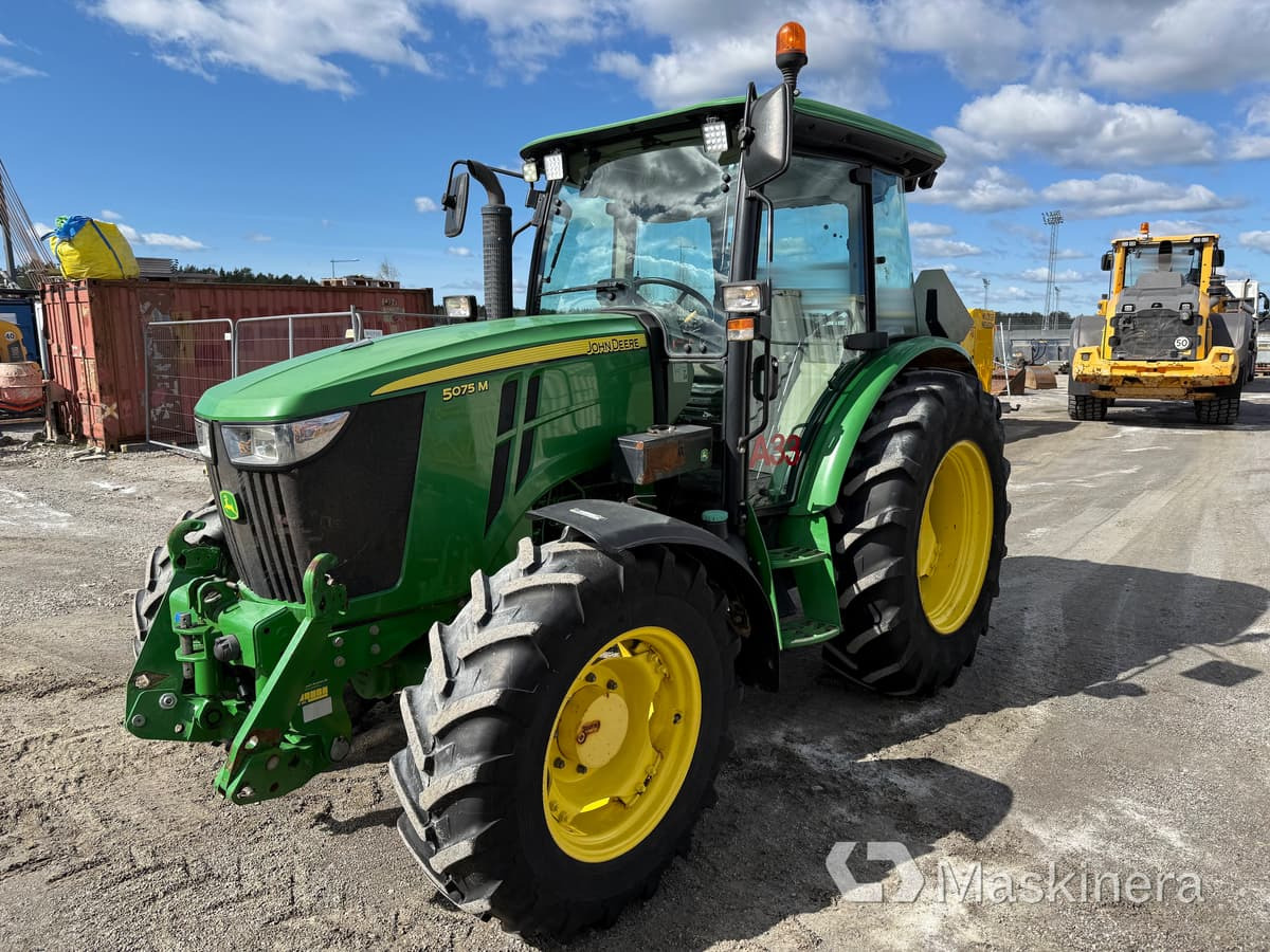 Traktor John Deere 5075M med snöutrustning - Tractor: foto 1 Traktor John Deere 5075M med snöutrustning - Tractor: foto 1