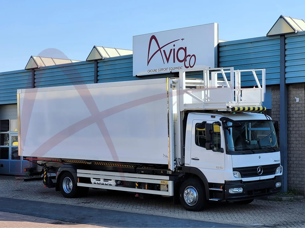 DOLL X-CAT U79.15S045.00 - Camión de catering: foto 1 DOLL X-CAT U79.15S045.00 - Camión de catering: foto 1