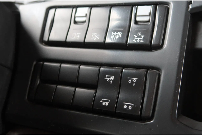 Cabeza tractora Scania P500 6x2/ FULL AIR/ HYDRAULIC/ LEATHER/ 2.950 WB/ DIFF LOCK/ SLIDE DISH: foto 16