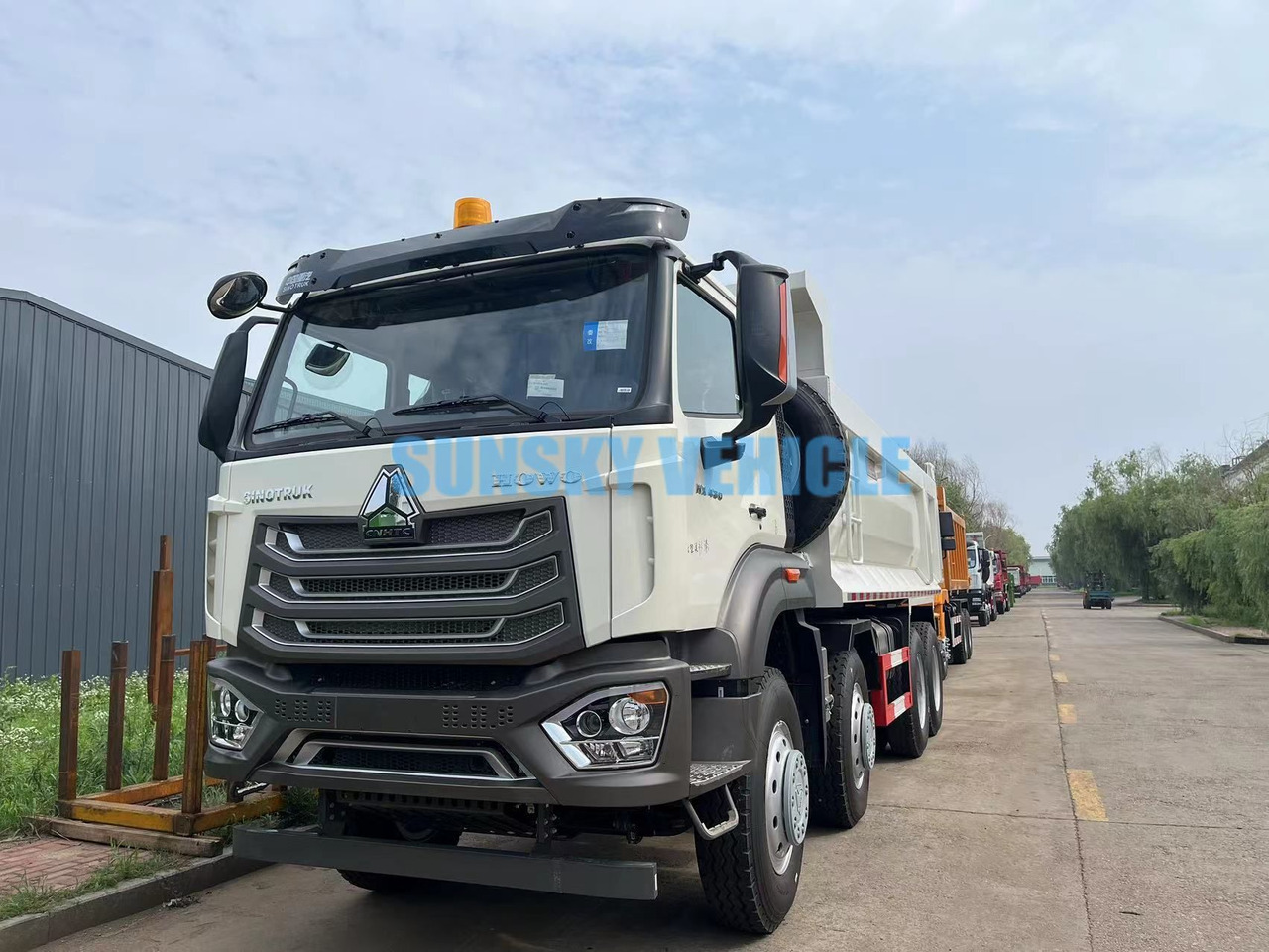 HOWO 8X4 dump truck - Camión volquete: foto 3 HOWO 8X4 dump truck - Camión volquete: foto 3