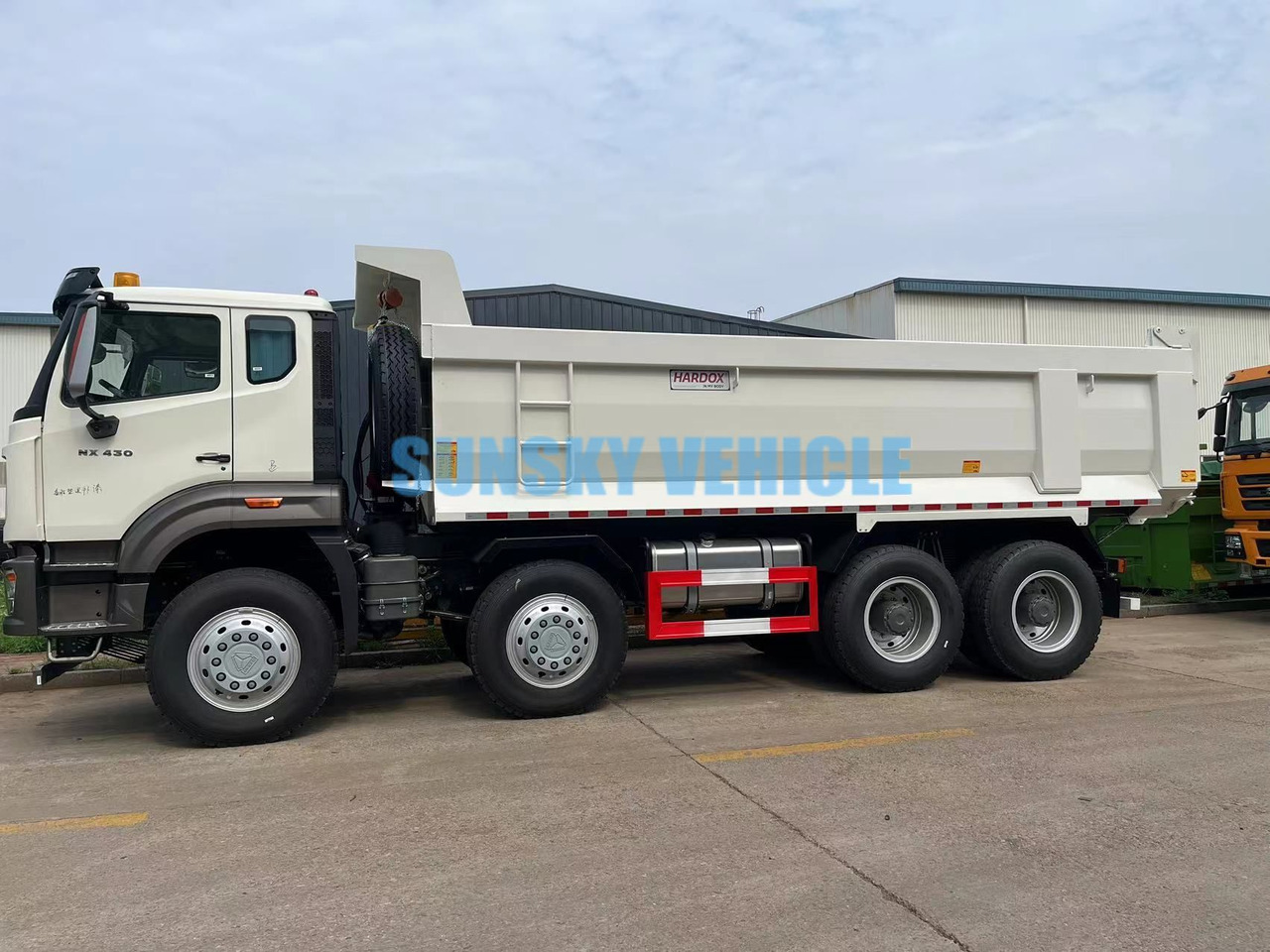 HOWO 8X4 dump truck - Camión volquete: foto 1 HOWO 8X4 dump truck - Camión volquete: foto 1