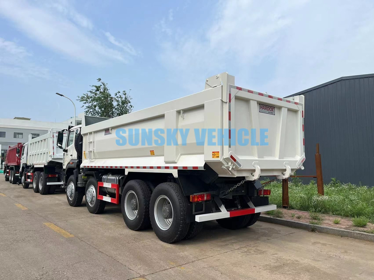HOWO 8X4 dump truck - Camión volquete: foto 4 HOWO 8X4 dump truck - Camión volquete: foto 4