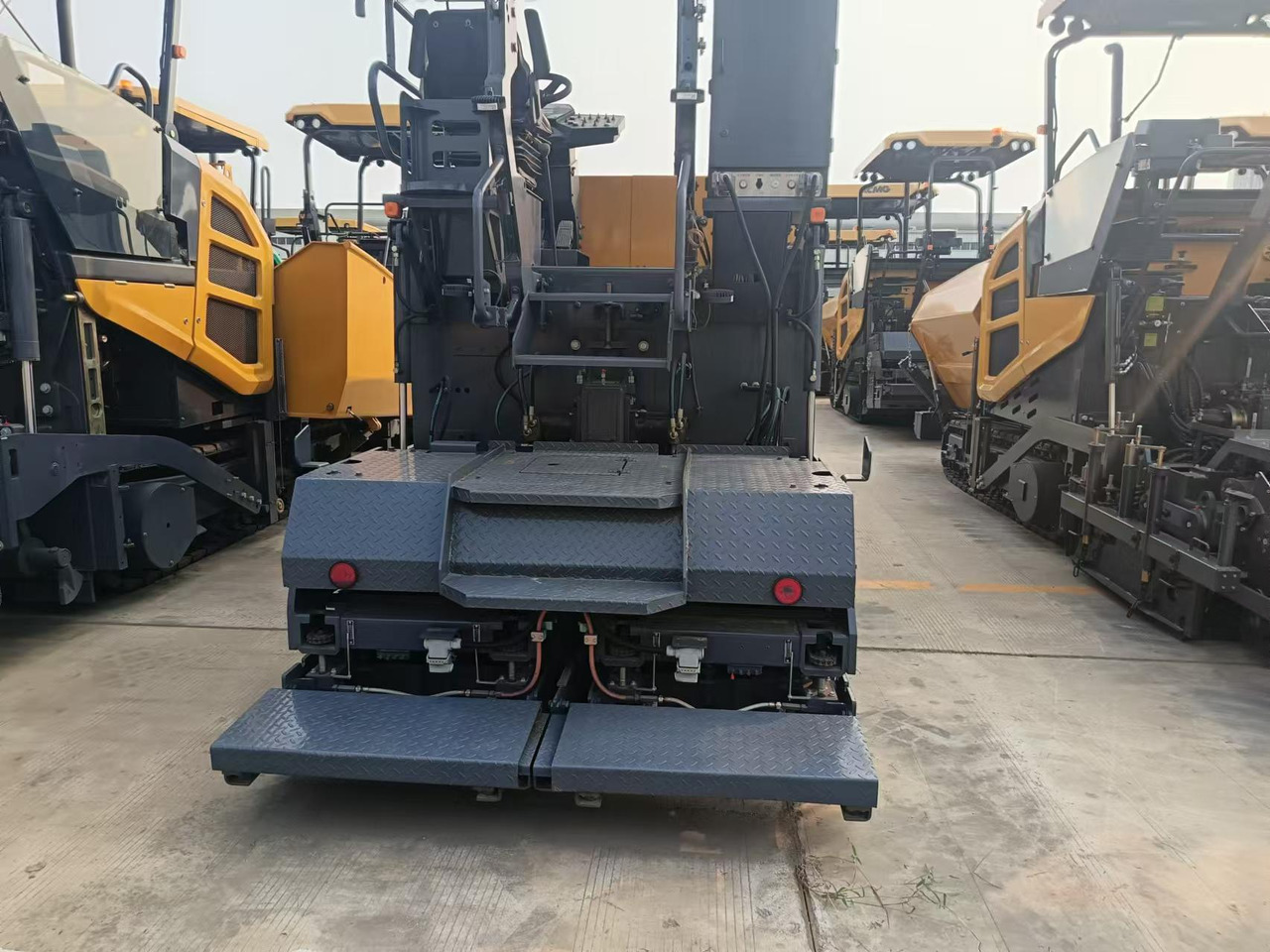 XCMG Official Road Machinery Used Asphalt Paver RP453L 3.4m Small Asphalt Paver Price - Pavimentadora de asfalto: foto 3 XCMG Official Road Machinery Used Asphalt Paver RP453L 3.4m Small Asphalt Paver Price - Pavimentadora de asfalto: foto 3