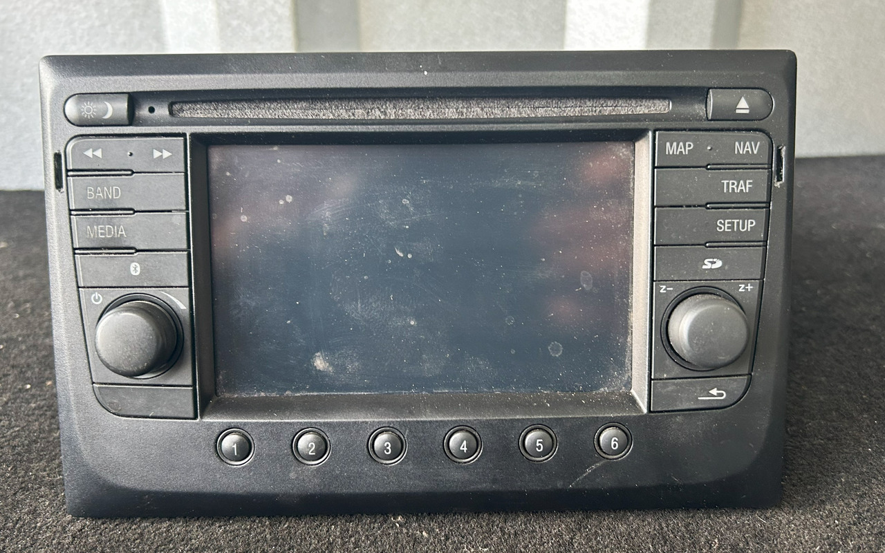 DAF XF 106 ORIGINAL RADIO + MOUNTING BOX - Pieza universal: foto 1 DAF XF 106 ORIGINAL RADIO + MOUNTING BOX - Pieza universal: foto 1