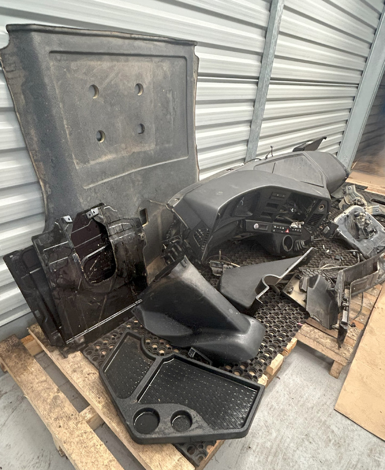 MERCEDES-BENZ KOMPLETNA PRZEKŁADKA WNĘTRZA - DESKA KONSOLA DO ANGLIKA MERCEDES AROCS MP4 - Cabina: foto 4 MERCEDES-BENZ KOMPLETNA PRZEKŁADKA WNĘTRZA - DESKA KONSOLA DO ANGLIKA MERCEDES AROCS MP4 - Cabina: foto 4