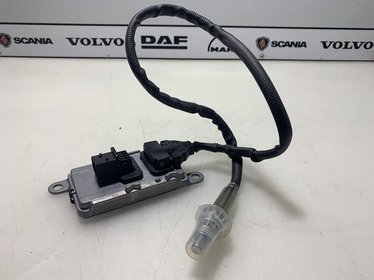 Mercedes-Benz ACTROS A 0101531428 Mercedes-Benz ACTROS truck - Sensor para Camión: foto 3 Mercedes-Benz ACTROS A 0101531428 Mercedes-Benz ACTROS truck - Sensor para Camión: foto 3