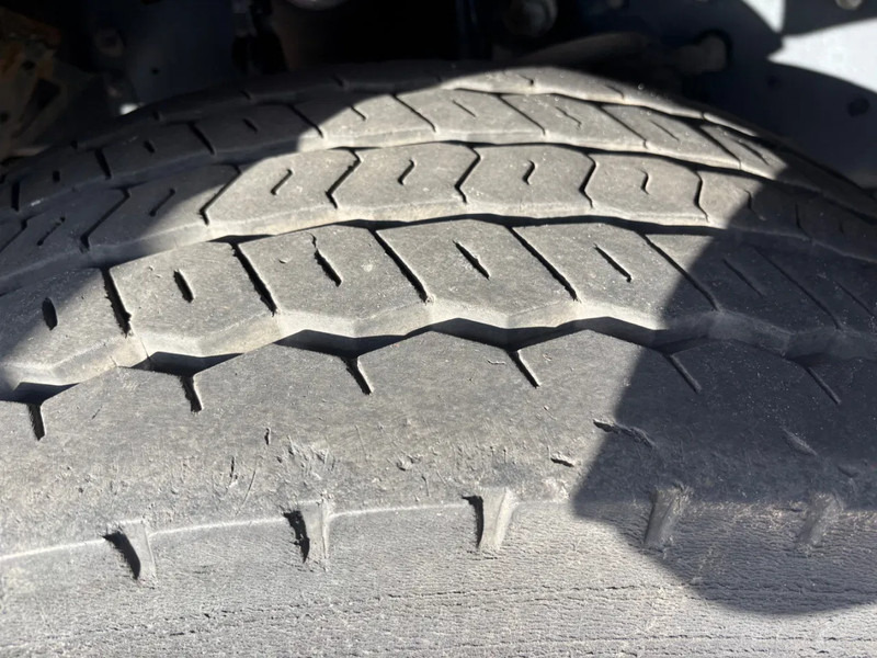 Camión caja cerrada Renault D WIDE 320 6x2 / Closed box / Dhollandia: foto 15