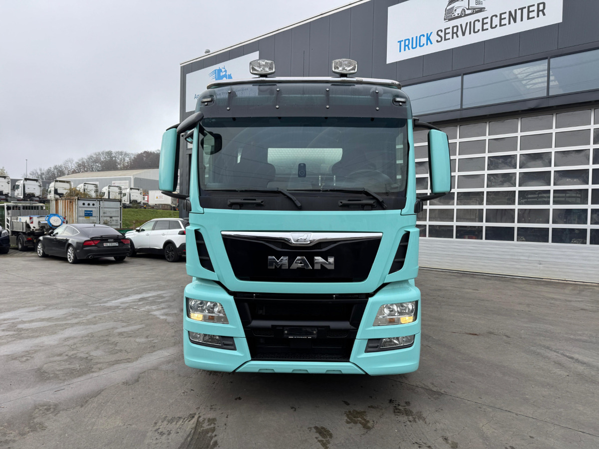 MAN TGS 26.440 6x2 Isoliert Milchtank 3 Kammern - Camión cisterna: foto 2 MAN TGS 26.440 6x2 Isoliert Milchtank 3 Kammern - Camión cisterna: foto 2