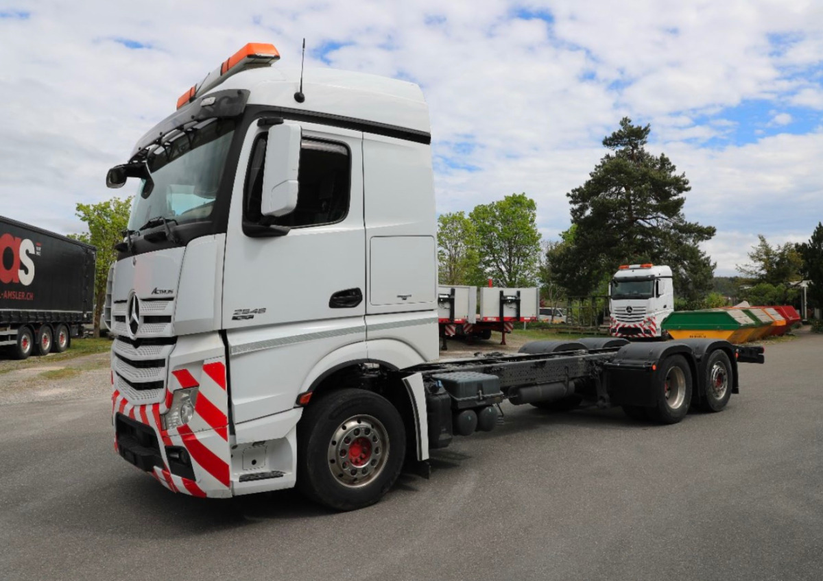 MERCEDES Actros 2548 6x2 - Camión chasis: foto 1 MERCEDES Actros 2548 6x2 - Camión chasis: foto 1