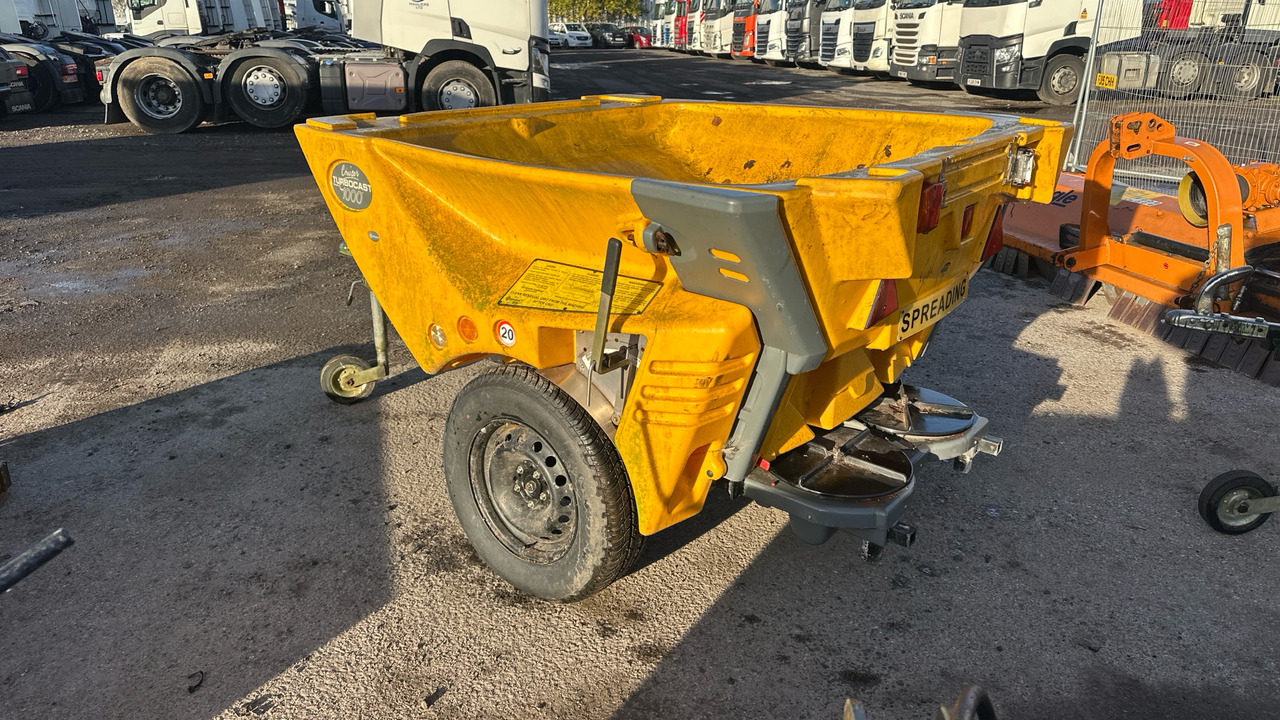 CRUISER TURBOCAST 1000 TOWABLE SALT SPREADER - Equipo de construcción: foto 3 CRUISER TURBOCAST 1000 TOWABLE SALT SPREADER - Equipo de construcción: foto 3
