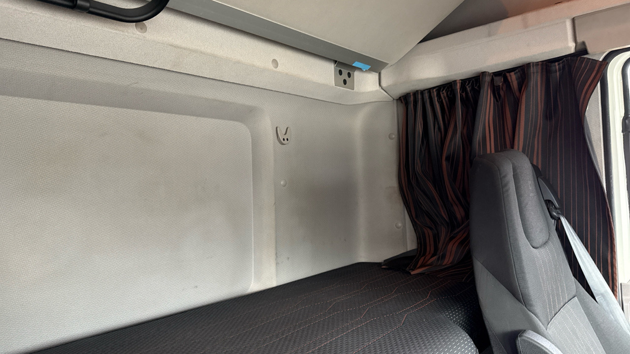 Camión caja cerrada DAF CF 260: foto 8