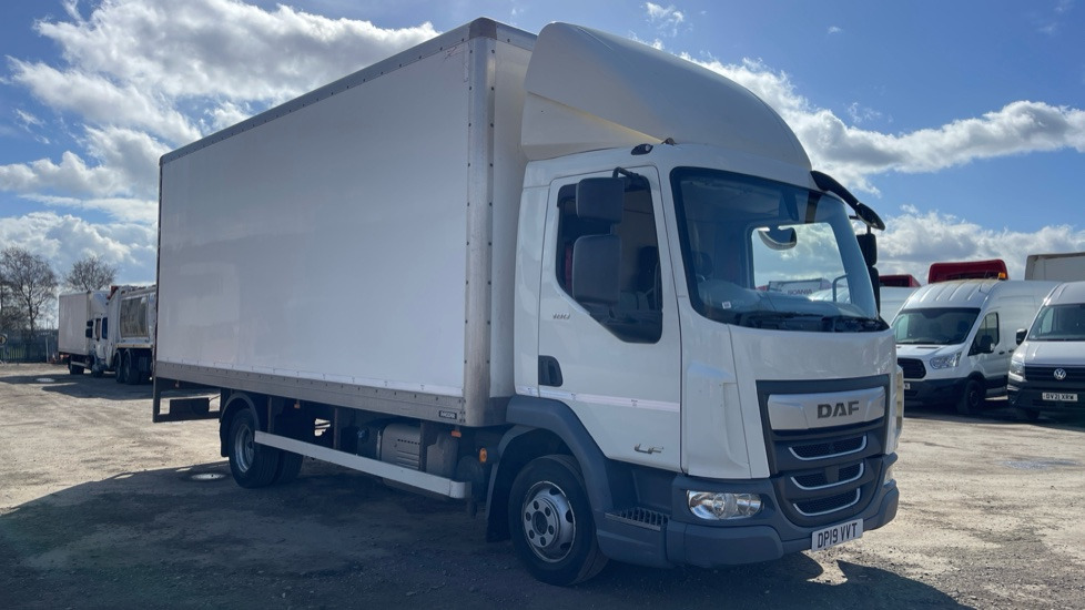 Camión caja cerrada DAF LF 180: foto 1