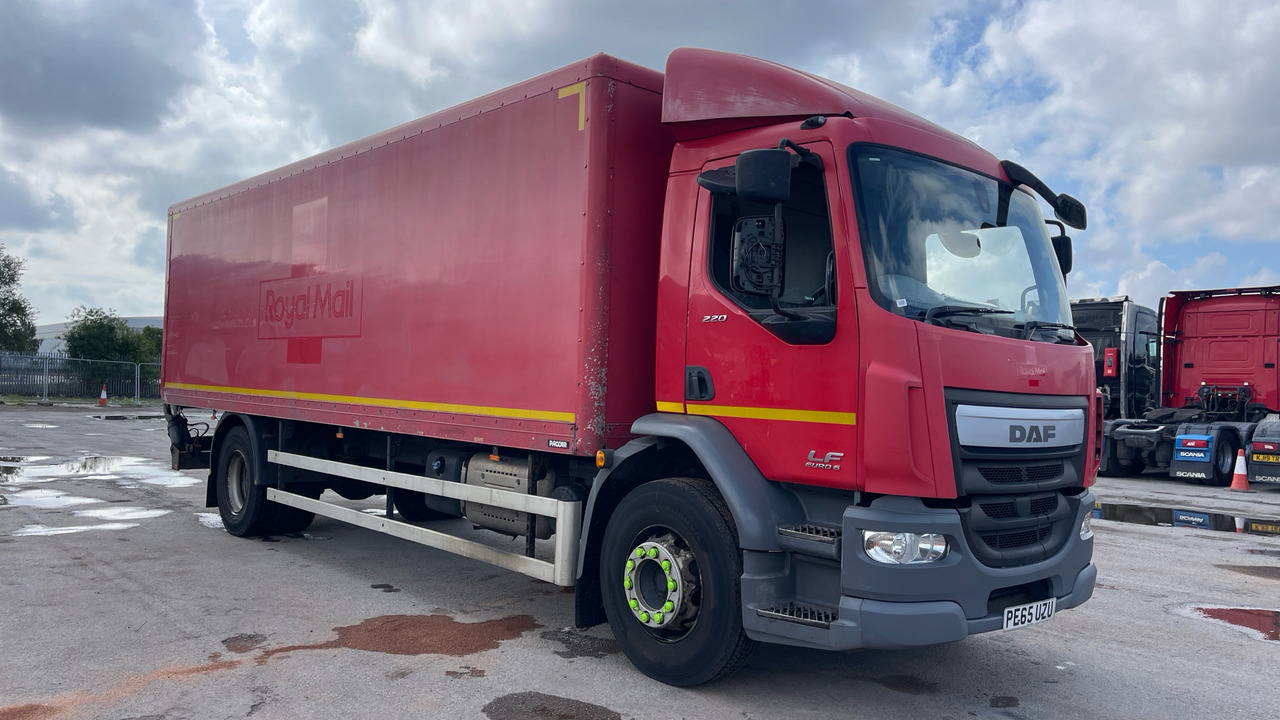 Camión caja cerrada DAF LF 220: foto 1