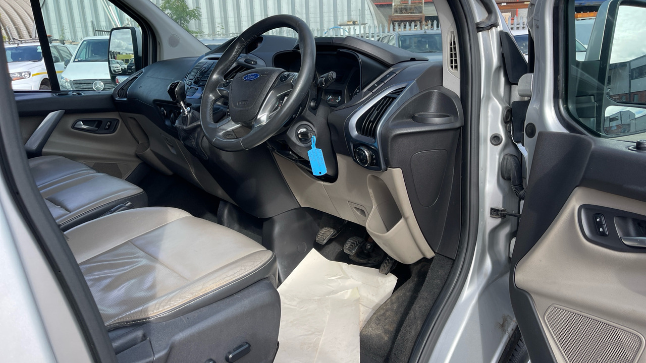 FORD TOURNEO CUSTOM 300 2.2 TDCi 125PS - Minibús, Furgoneta de pasajeros: foto 5 FORD TOURNEO CUSTOM 300 2.2 TDCi 125PS - Minibús, Furgoneta de pasajeros: foto 5