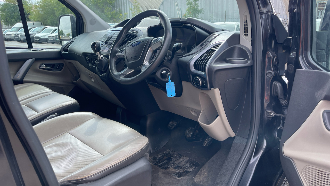 FORD TOURNEO CUSTOM 300 2.2 TDCi 125PS - Minibús, Furgoneta de pasajeros: foto 5 FORD TOURNEO CUSTOM 300 2.2 TDCi 125PS - Minibús, Furgoneta de pasajeros: foto 5