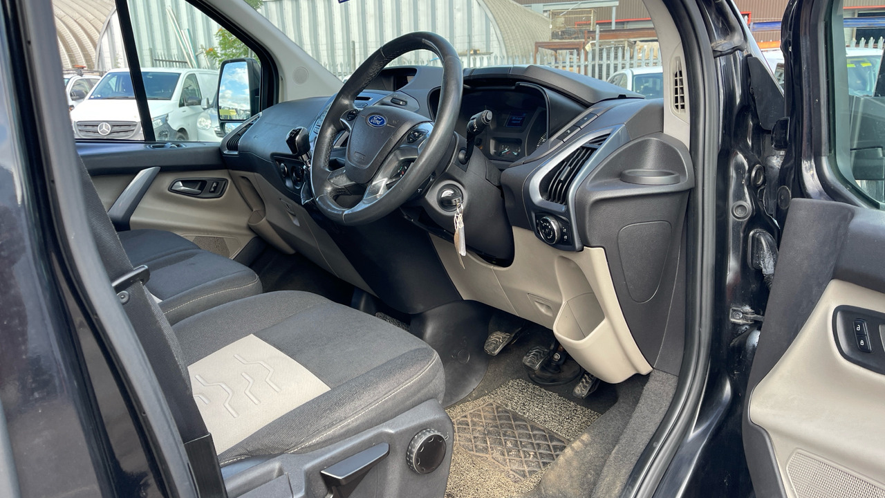 FORD TOURNEO CUSTOM 300 2.2 TDCi 125PS - Minibús, Furgoneta de pasajeros: foto 5 FORD TOURNEO CUSTOM 300 2.2 TDCi 125PS - Minibús, Furgoneta de pasajeros: foto 5