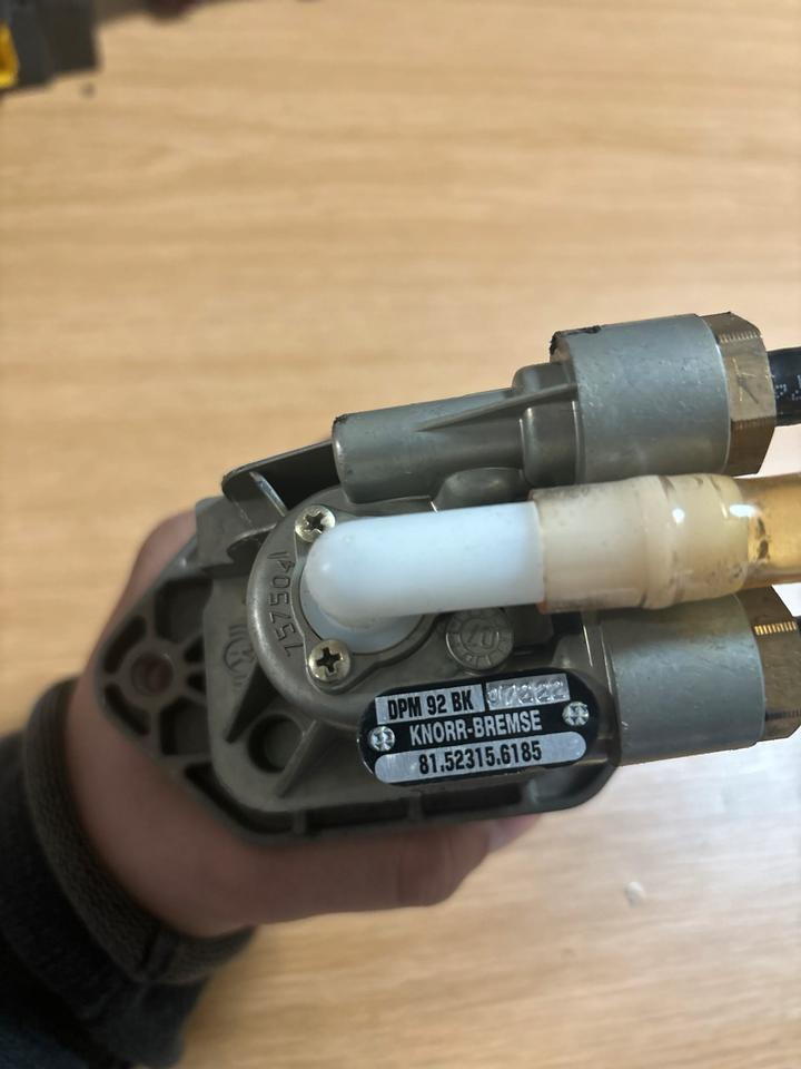 MAN Bremsventil Feststellbremse Handbremsventil 81.52315.6185 - Válvula de freno para Camión: foto 3 MAN Bremsventil Feststellbremse Handbremsventil 81.52315.6185 - Válvula de freno para Camión: foto 3