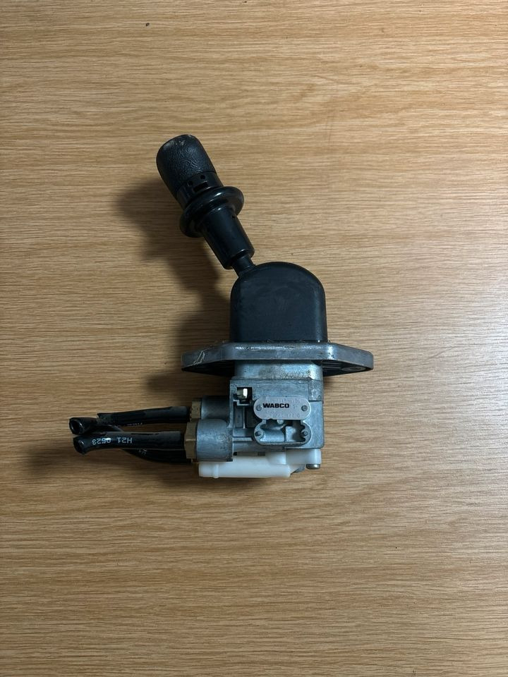 MAN WABCO Handbremsventil / Festellbremse 81.52315-6156 - Palanca de cambio para Camión: foto 1 MAN WABCO Handbremsventil / Festellbremse 81.52315-6156 - Palanca de cambio para Camión: foto 1