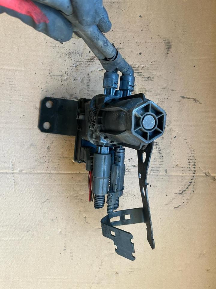 Mercedes Actros MP4 AdBlue Pumpe A0001403978 - Bomba de combustible para Camión: foto 3 Mercedes Actros MP4 AdBlue Pumpe A0001403978 - Bomba de combustible para Camión: foto 3