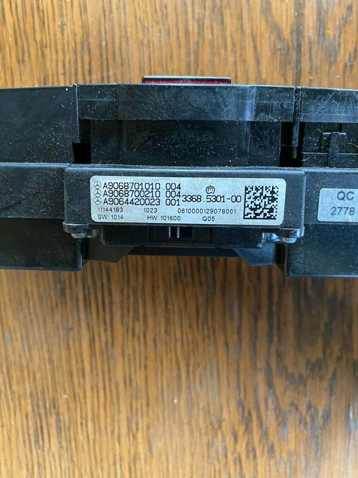 Mercedes Sprinter Warnblinkanlage Schalter A 906 870 10 10 - Cabina e interior para Camión: foto 3 Mercedes Sprinter Warnblinkanlage Schalter A 906 870 10 10 - Cabina e interior para Camión: foto 3