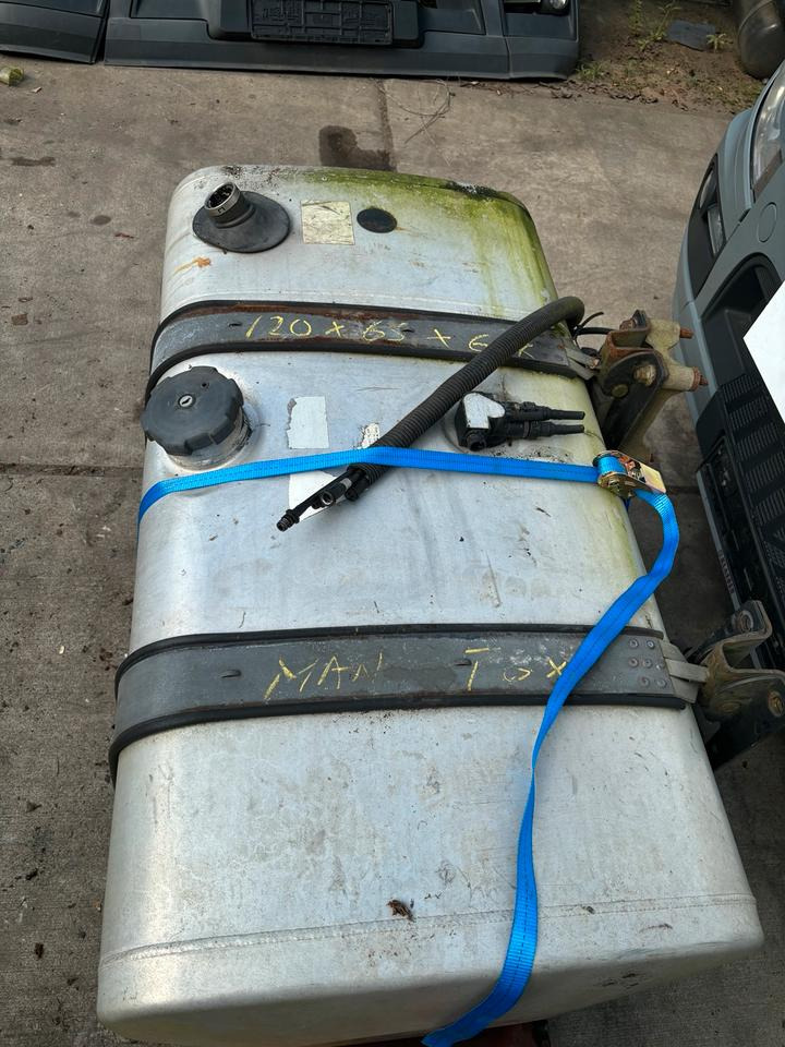 MAN TGX Tank Dieseltank Ca. 320 Lit + Adblue Ca. 75 Lit ETN24 - Piezas de recambio: foto 4 MAN TGX Tank Dieseltank Ca. 320 Lit + Adblue Ca. 75 Lit ETN24 - Piezas de recambio: foto 4