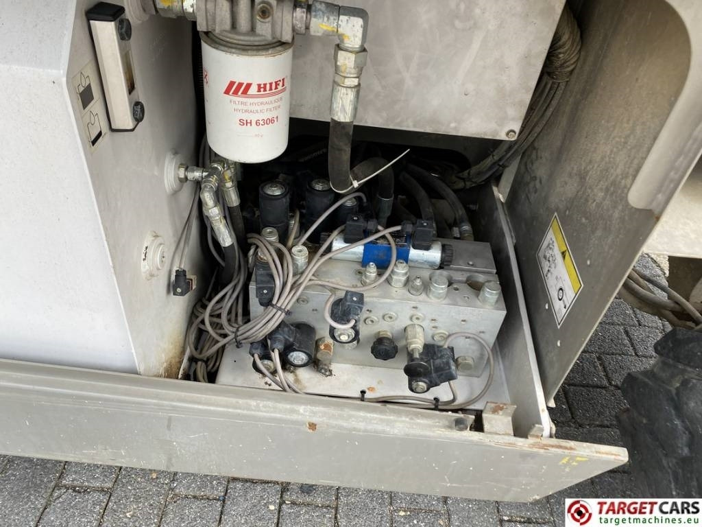 Plataforma de tijeras Haulotte Compact 12DX Diesel 4x4 Scissor Work Lift 1206cm: foto 14 Plataforma de tijeras Haulotte Compact 12DX Diesel 4x4 Scissor Work Lift 1206cm: foto 14