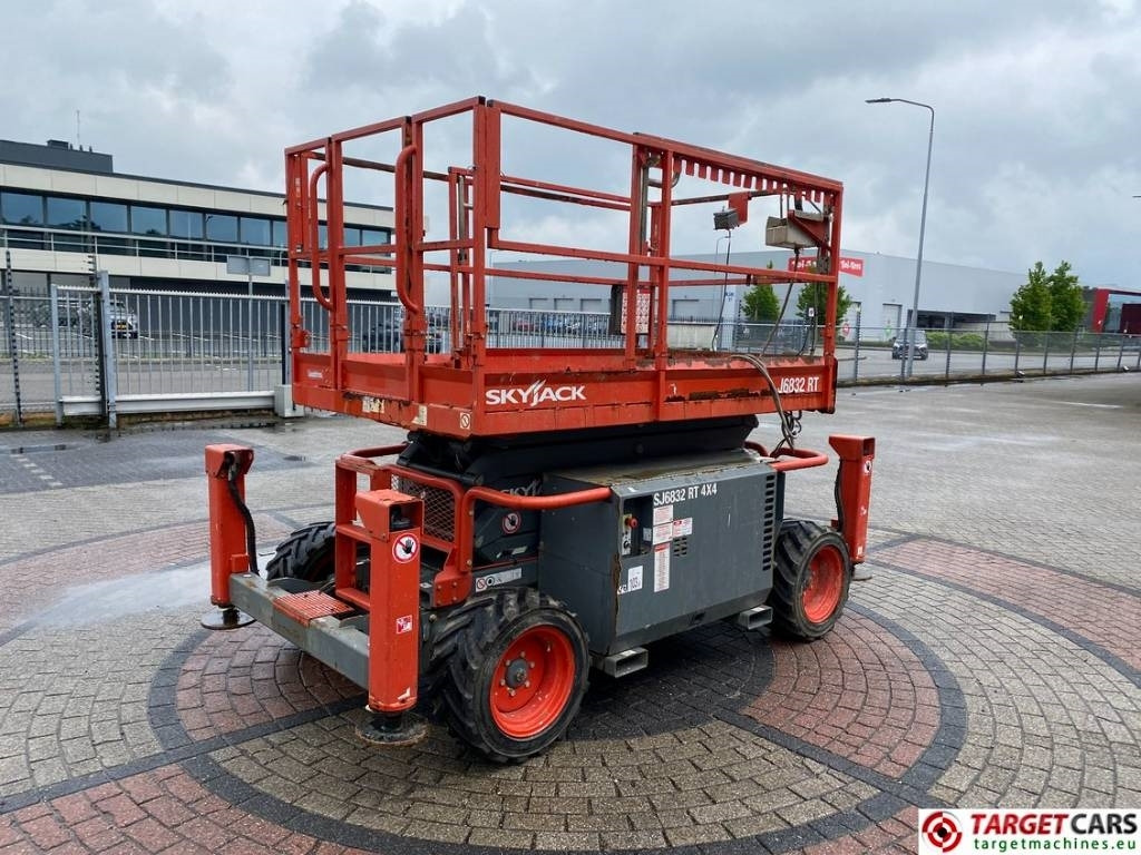 SkyJack SJ6832RT Diesel 4x4 Scissor 6832 Work Lift 1180cm - Plataforma de tijeras: foto 3 SkyJack SJ6832RT Diesel 4x4 Scissor 6832 Work Lift 1180cm - Plataforma de tijeras: foto 3