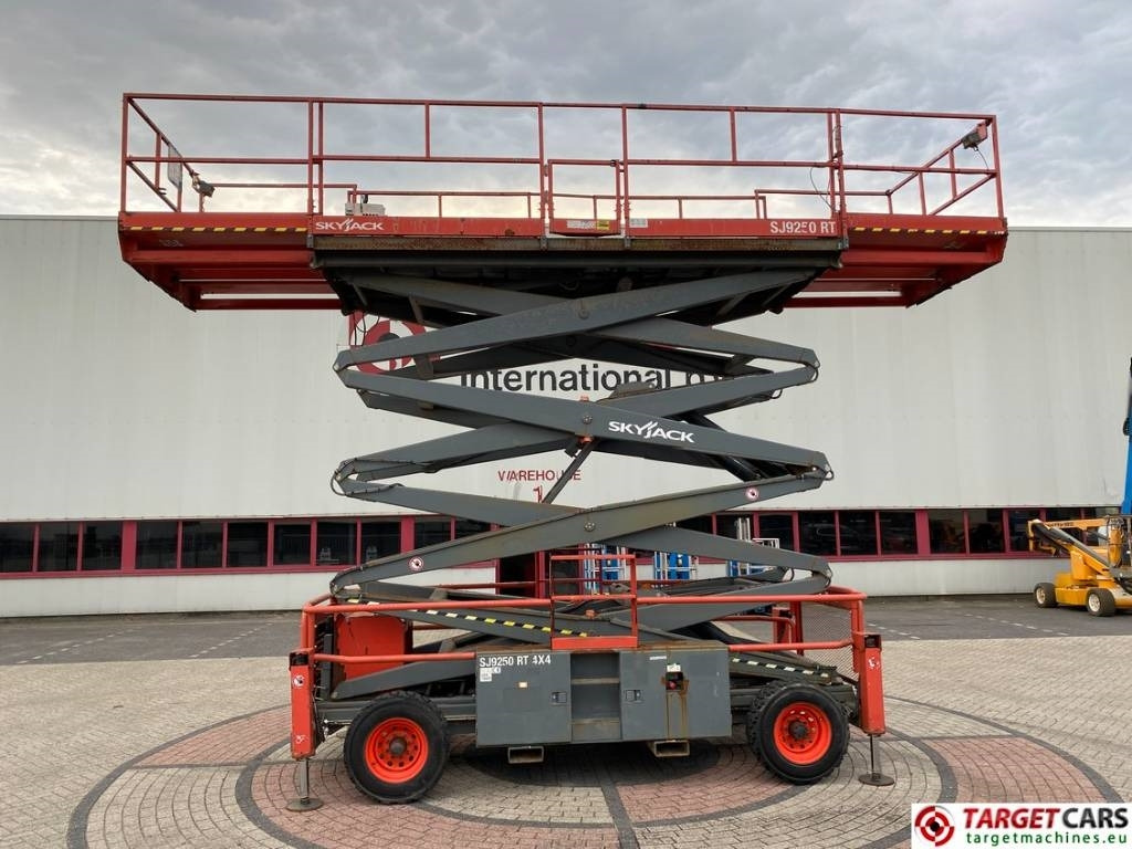 SkyJack SJ9250 RT Diesel 4x4 Scissor 9250 Work Lift 1720cm - Plataforma de tijeras: foto 5 SkyJack SJ9250 RT Diesel 4x4 Scissor 9250 Work Lift 1720cm - Plataforma de tijeras: foto 5