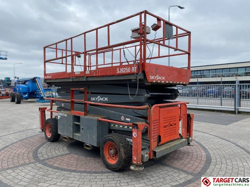 SkyJack SJ9250 RT Diesel 4x4 Scissor Work Lift 1720cm - Plataforma de tijeras: foto 2 SkyJack SJ9250 RT Diesel 4x4 Scissor Work Lift 1720cm - Plataforma de tijeras: foto 2
