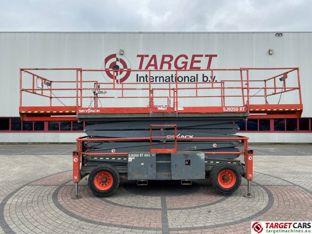 SkyJack SJ9250 RT Diesel 4x4 Scissor Work Lift 1720cm - Plataforma de tijeras: foto 5 SkyJack SJ9250 RT Diesel 4x4 Scissor Work Lift 1720cm - Plataforma de tijeras: foto 5
