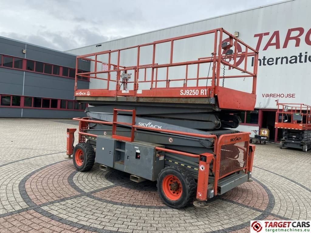 SkyJack SJ9250RT Diesel 4x4 Scissor Work Lift 1720cm  - Plataforma de tijeras: foto 4 SkyJack SJ9250RT Diesel 4x4 Scissor Work Lift 1720cm  - Plataforma de tijeras: foto 4