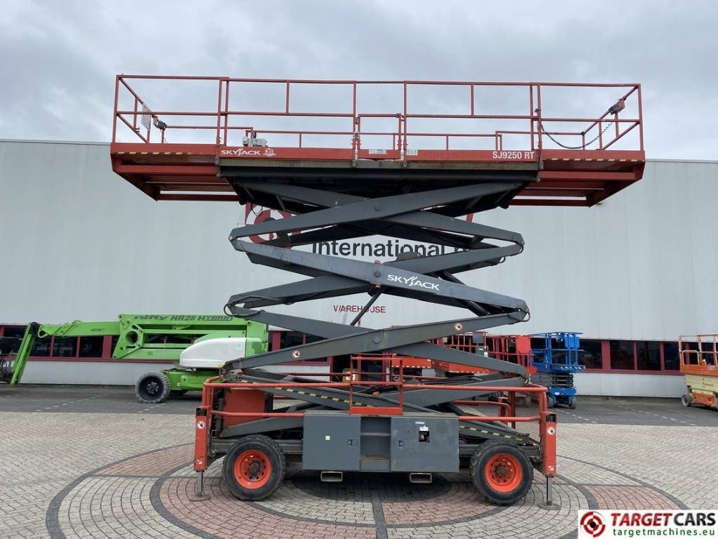 SkyJack SJ9250RT Diesel 4x4 Scissor Work Lift 1720cm  - Plataforma de tijeras: foto 5 SkyJack SJ9250RT Diesel 4x4 Scissor Work Lift 1720cm  - Plataforma de tijeras: foto 5