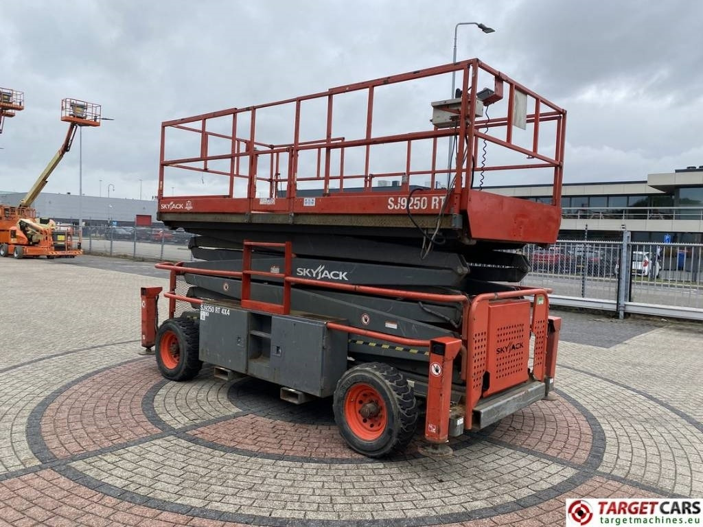SkyJack SJ9250RT Diesel 4x4 Scissor Work Lift 1720cm  - Plataforma de tijeras: foto 2 SkyJack SJ9250RT Diesel 4x4 Scissor Work Lift 1720cm  - Plataforma de tijeras: foto 2