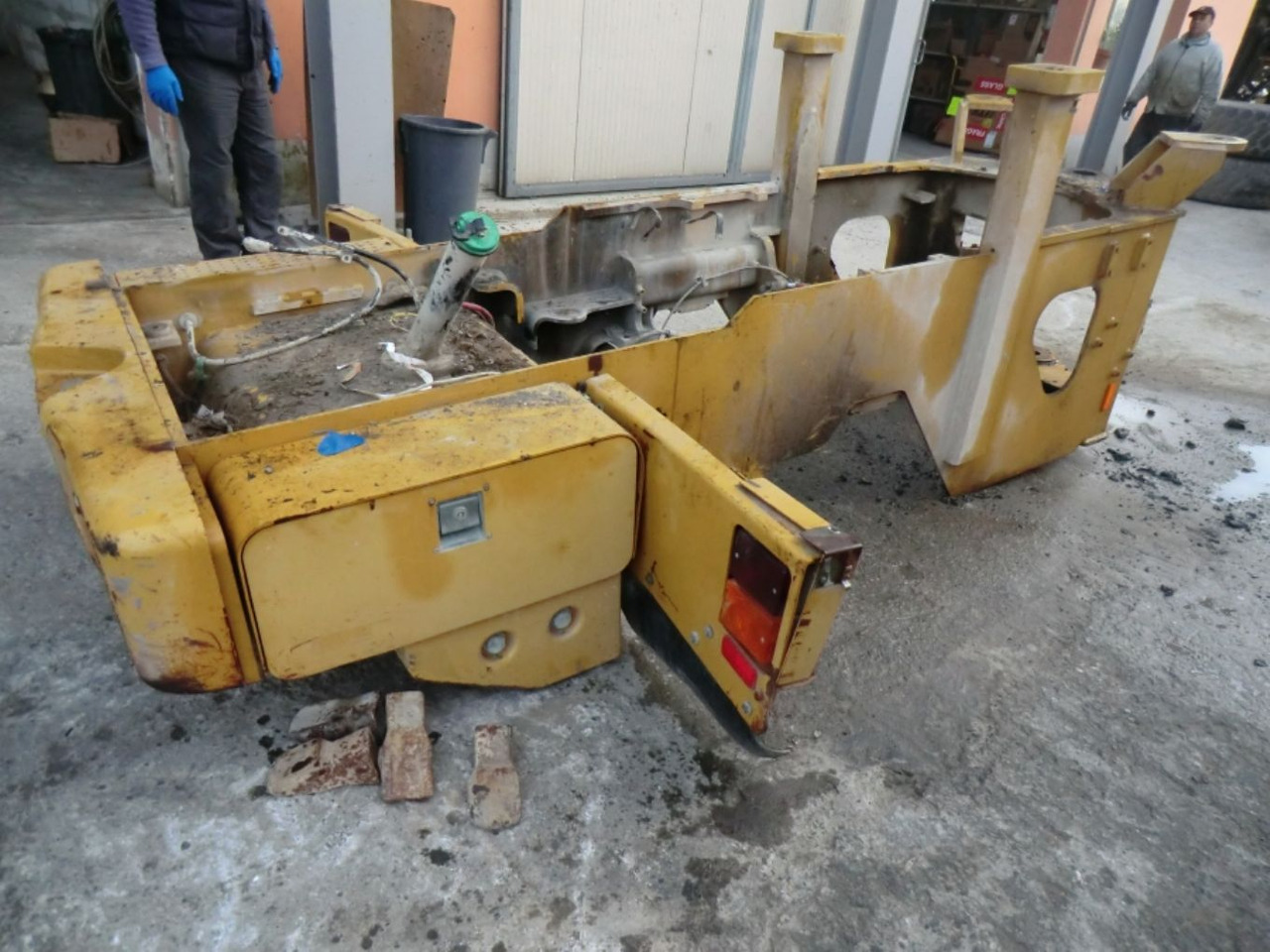 Caterpillar 928G TELAIO POSTERIORE COMPLETO DI SERBATOIO GASOLIO E CONTRAPPESI LATERALI - Depósito de combustible para Maquinaria de construcción: foto 4 Caterpillar 928G TELAIO POSTERIORE COMPLETO DI SERBATOIO GASOLIO E CONTRAPPESI LATERALI - Depósito de combustible para Maquinaria de construcción: foto 4