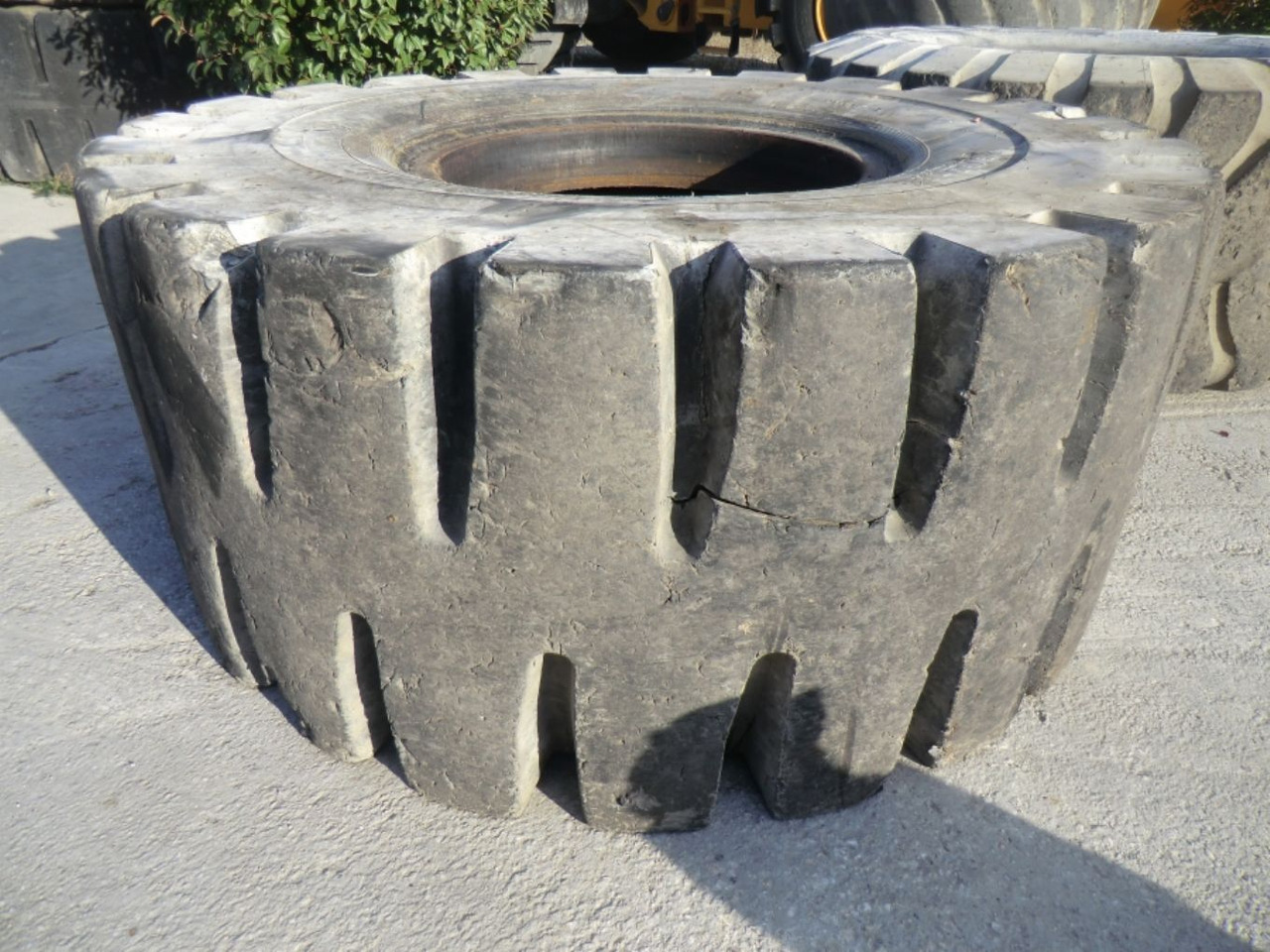 UNITED 35/65-33 L5 Pneumatico misura 35/65-33 L5 passo alto. - Neumático para Maquinaria de construcción: foto 2 UNITED 35/65-33 L5 Pneumatico misura 35/65-33 L5 passo alto. - Neumático para Maquinaria de construcción: foto 2