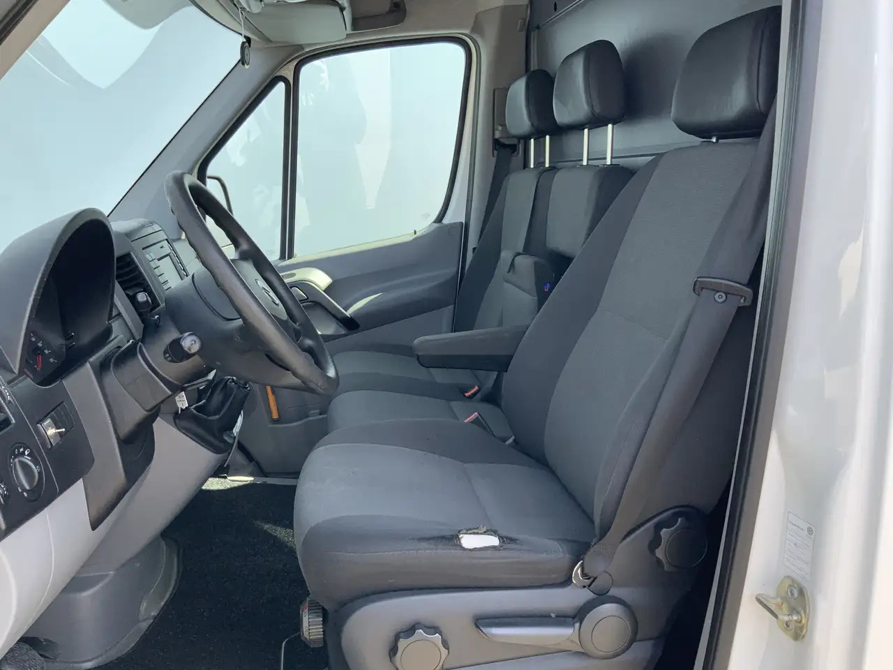 Volkswagen Crafter 35 2.0 TDI L1H1 Airco Cruise 3 Zits Trekhaak 2000 - Otros maquinaria: foto 4 Volkswagen Crafter 35 2.0 TDI L1H1 Airco Cruise 3 Zits Trekhaak 2000 - Otros maquinaria: foto 4