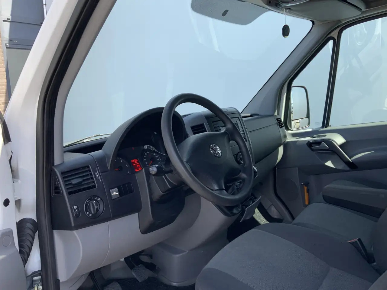 Volkswagen Crafter 35 2.0 TDI L1H1 Airco Cruise 3 Zits Trekhaak 2000 - Furgón: foto 5 Volkswagen Crafter 35 2.0 TDI L1H1 Airco Cruise 3 Zits Trekhaak 2000 - Furgón: foto 5