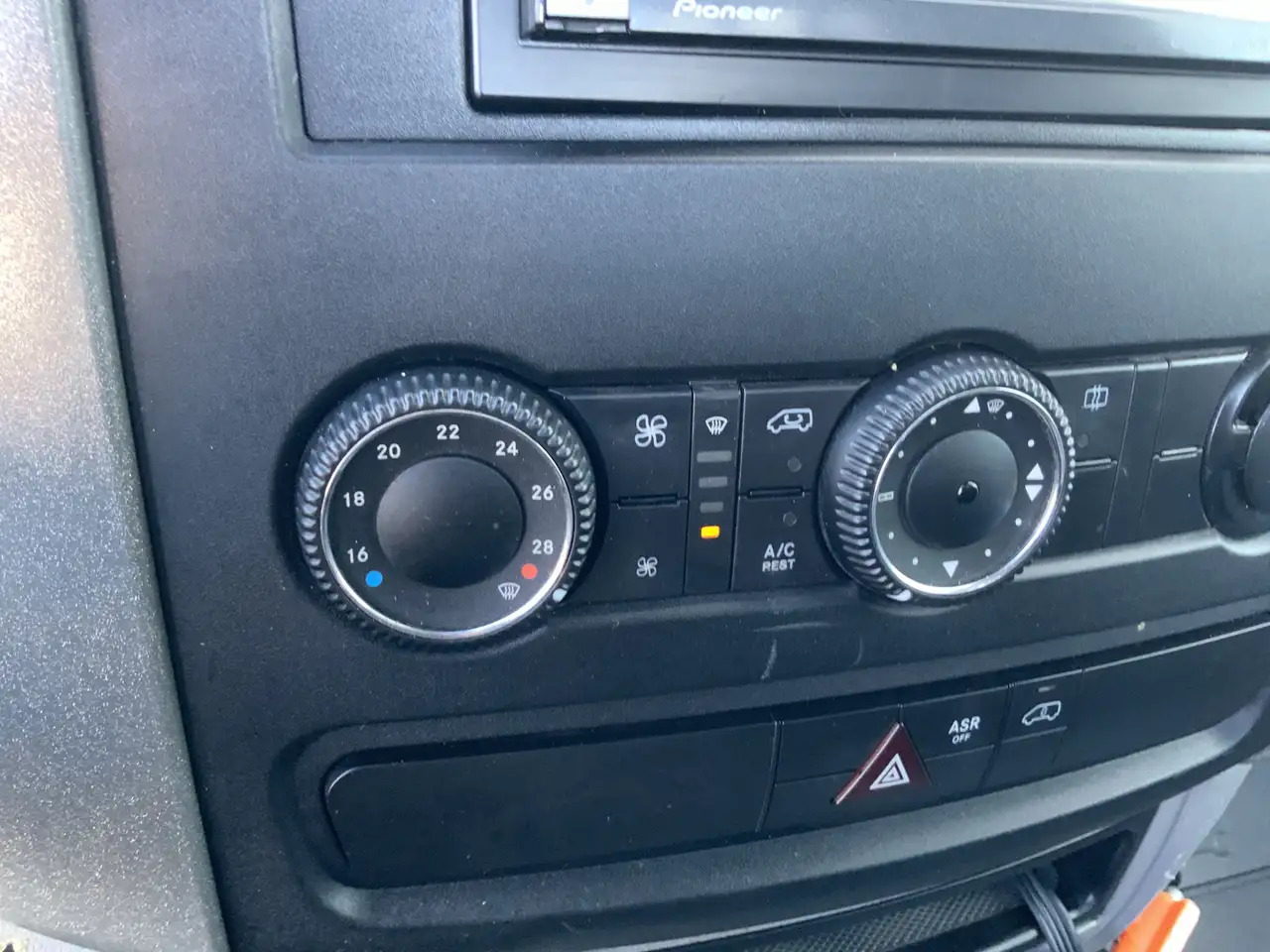 Volkswagen Crafter 50 2.0 TDI L2H1Pick Up Airco Cruise Trekhaak 3500 - Caja abierta furgoneta: foto 5 Volkswagen Crafter 50 2.0 TDI L2H1Pick Up Airco Cruise Trekhaak 3500 - Caja abierta furgoneta: foto 5