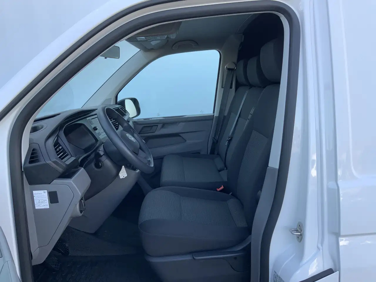 Volkswagen T6.1 Transporter 2.0 TDI L1H1 26 Economy Business Airco Cruise 3 Zi - Furgón: foto 4 Volkswagen T6.1 Transporter 2.0 TDI L1H1 26 Economy Business Airco Cruise 3 Zi - Furgón: foto 4