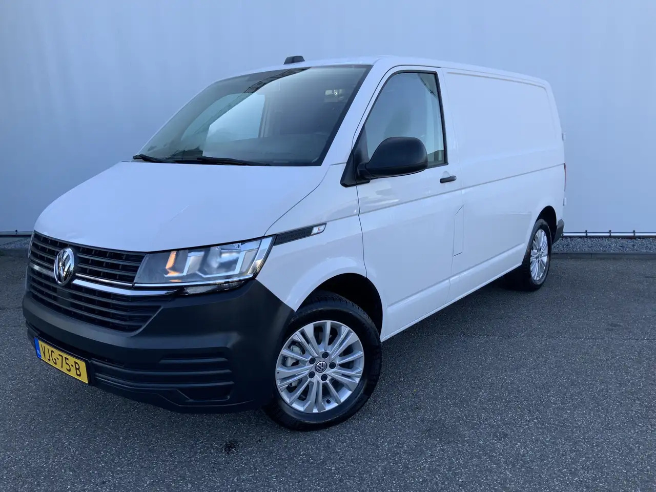Volkswagen T6.1 Transporter 2.0 TDI L1H1 26 Economy Business - Furgón: foto 1 Volkswagen T6.1 Transporter 2.0 TDI L1H1 26 Economy Business - Furgón: foto 1