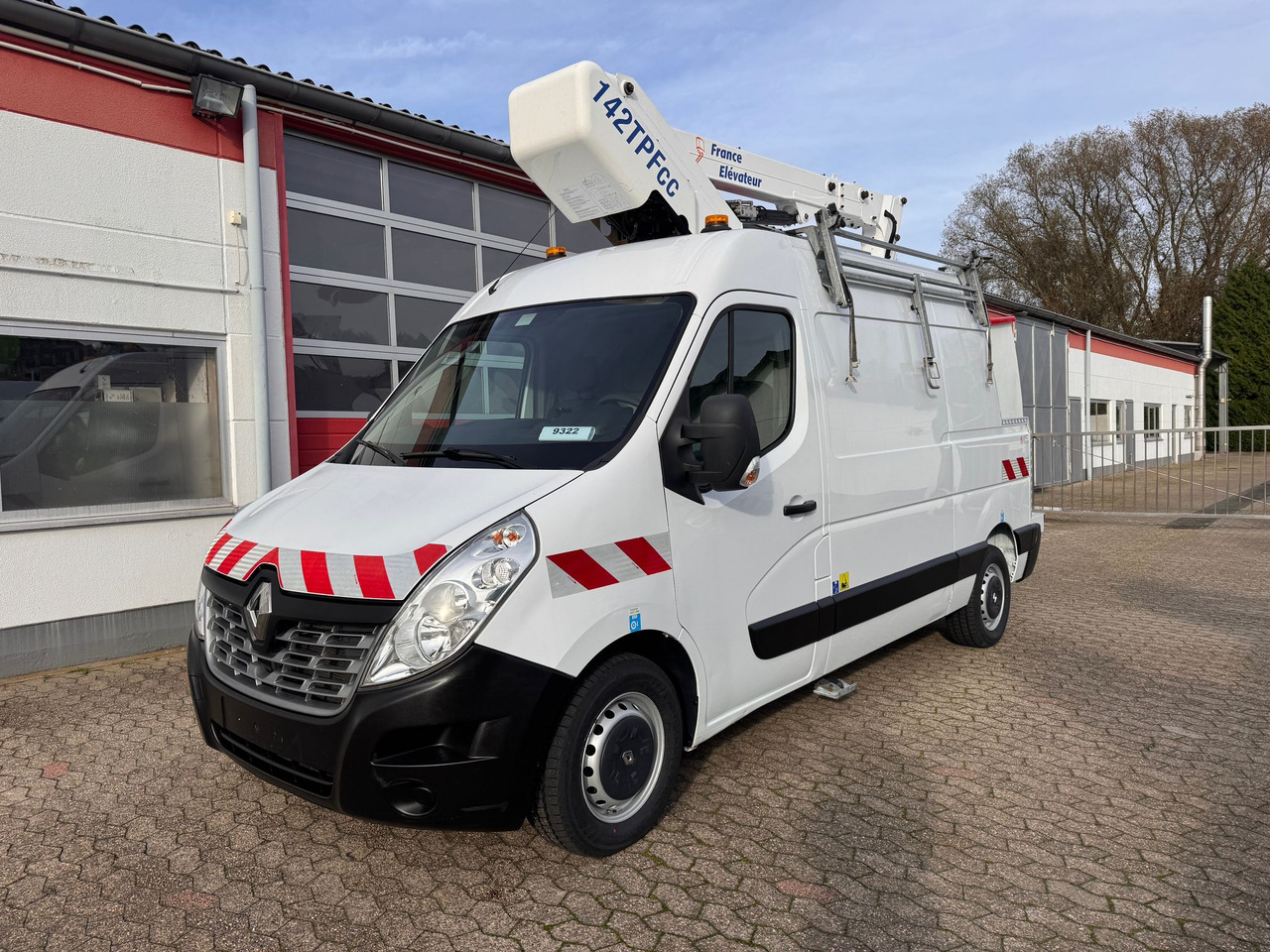 RENAULT Master Hubarbeitsbühne Steiger France Elevateur 142 TPFcc EURO 6Y - Camión con plataforma elevadora: foto 1 RENAULT Master Hubarbeitsbühne Steiger France Elevateur 142 TPFcc EURO 6Y - Camión con plataforma elevadora: foto 1